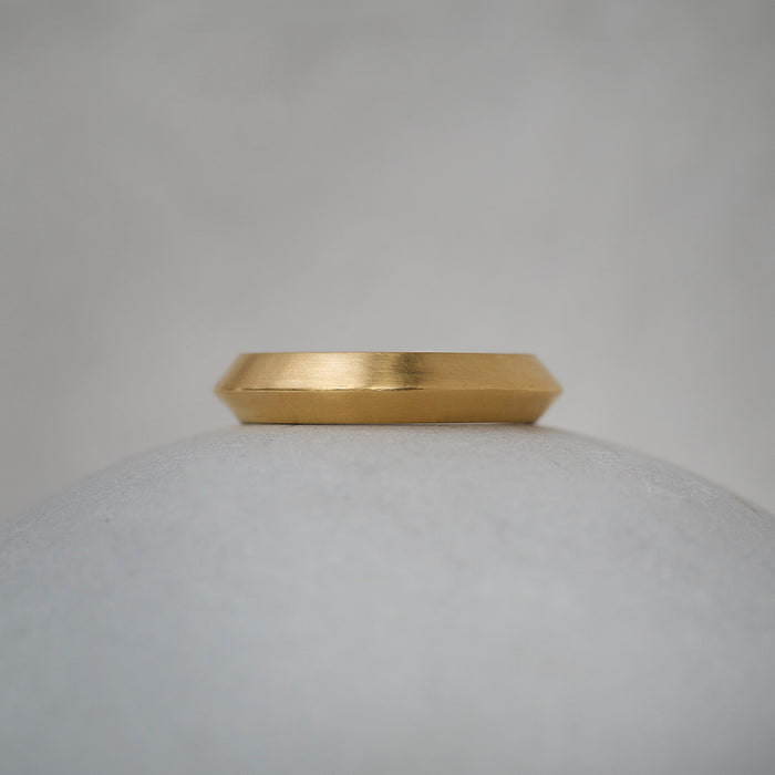 Apex | Knife Edge Ring Band