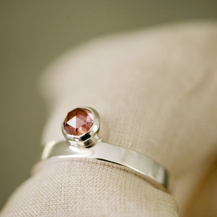 Rose garnet argentium silver ring, by Natalie Vernazza elegant jewellery