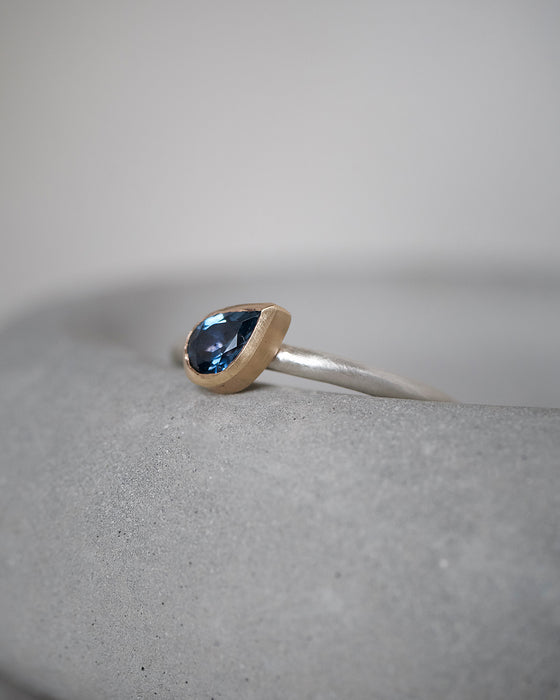 Teal blue sapphire ring set gold silver by Natalie Vernazza