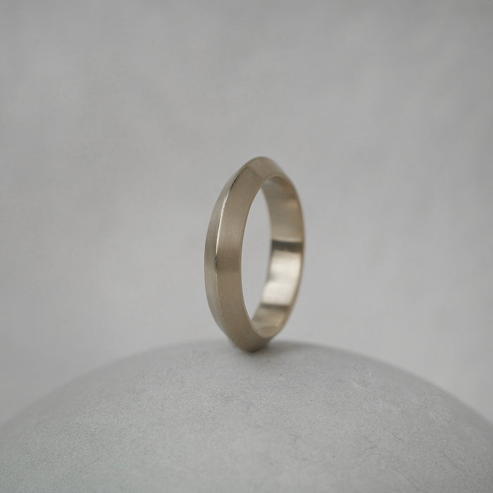 Apex | Knife Edge Ring Band