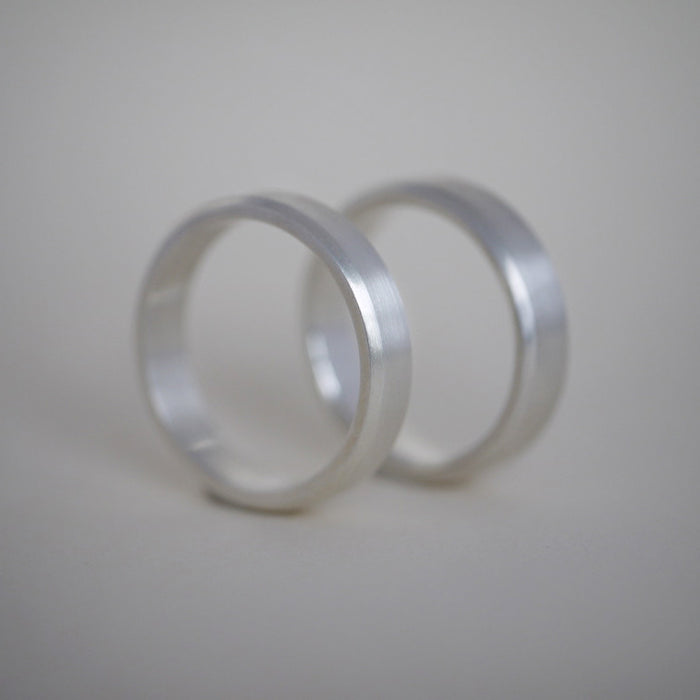 Oblique | Bevel Edge Ring Band